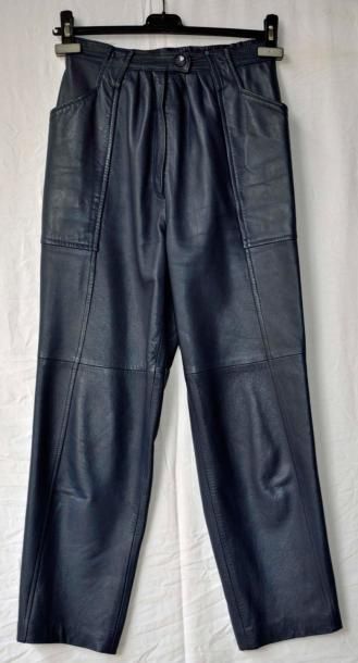 Guy LAROCHE Diffusion Paris. Pantalon en cuir, couleur bleu. Taille 40