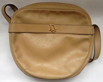 CHRISTIAN DIOR Sac en cuir beige 22cm à l'emblème DIOR doré. Bandoulière porte épaule....