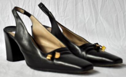 LOUIS VUITTON Chaussures femme, couleur noir emblème LV doré. Pointure 37