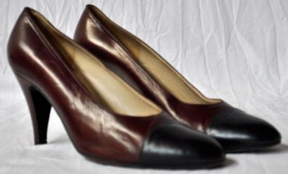 CHANEL Chaussures en cuir bordeaux et noir. Pointure 37