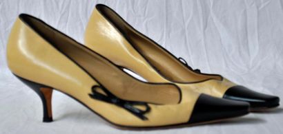 CHANEL Chaussures en cuir beige et noir. Pointure 36