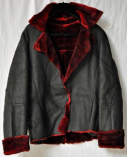 RIZAL Veste en peau lainée noire, intérieur rouge. Taille 38