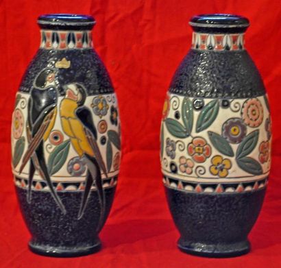 AMPHORA Paire de vases en céramique à décor de fleurs et oiseaux, vers 1925. Ht....
