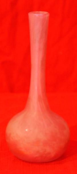 NANCY Petit vase soliflore en verre, signé. Ht. 12cm