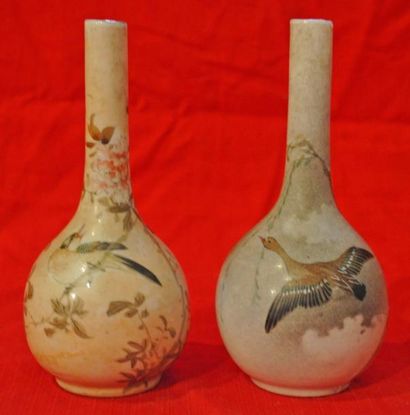 null Extrême Orient. Paire de vases en porcelaine à décor d'oiseaux. Ht. 16cm