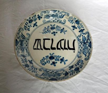 DELFT Assiette en faïence blanc bleu à écriture hébraïque. XVIII°. Diam. 23cm
