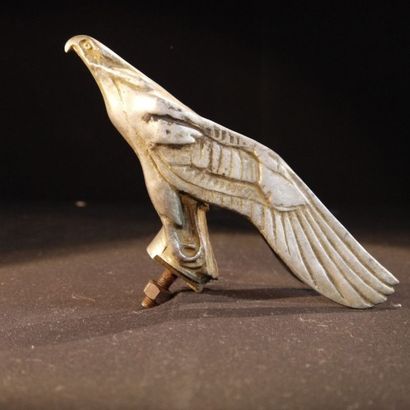 Mascotte à l'aigle stylisée en métal, vers...