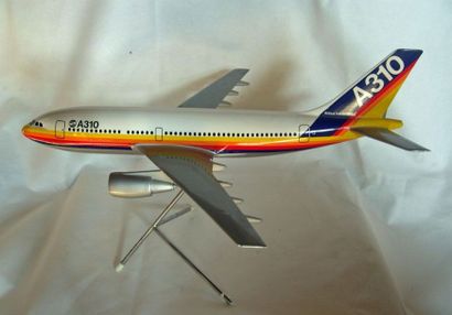 null Maquette de l'Airbus A310 et une petite -- necessaire de bureau. Offerte par...