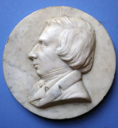 null Médaillon en marbre représentant un musicien portrait présumé de Liszt- signé...