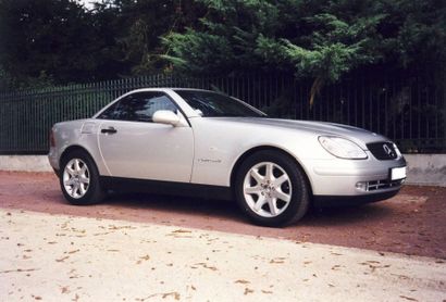 null MERCEDES SLK 230K - 1998
Mercedes crée en 1996 le concept cabriolet-coupé. Presque...