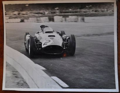 null Peter COLLINS SUR Ferrari au GP d'Anglaterre à Silverstone en 1956(14.7.56)...