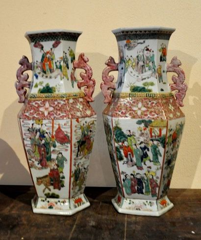 CHINE. Paire de vases octogonaux porcelaine polychrome. Ht. 69cm