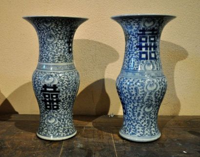 CHINE. Paire de vases en porcelaine blanc bleu