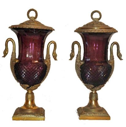 null Paire de vases MEDICIS en cristal taillé et riche monture de bronze doré à anses...