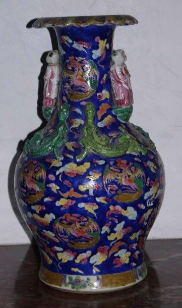 CHINE début XXe. Vase en porcelaine à décor de personnages. Ht. 32cm