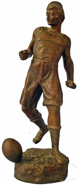 Georges OMETH (Fin XIXe.-début XX). Le joueur de Rugby. Bronze patiné signé. Ht....
