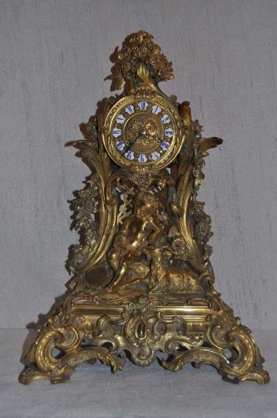 null Pendule en bronze doré en rocaille, à l'amour et à la chèvre. Epoque Napoléon...