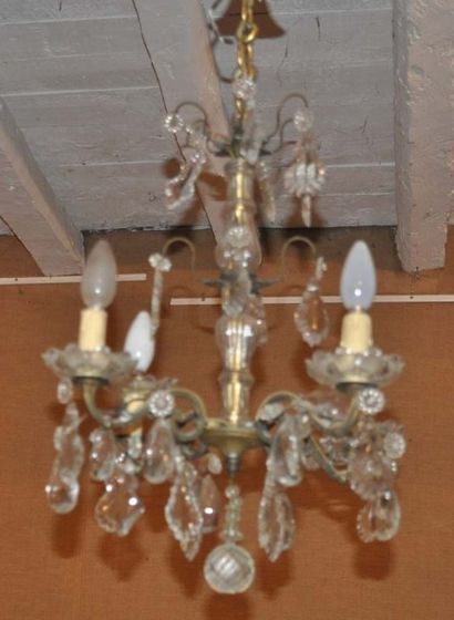  Petit lustre en bronze et verrerie à 4 bras de lumière. Style XVIII. Ht. 55cm