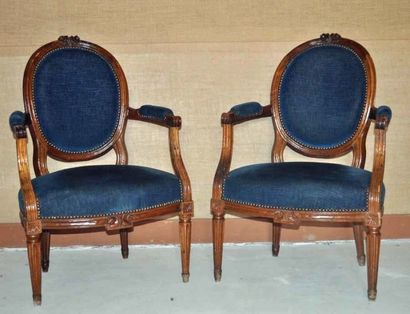 Paire de fauteuils à médaillon en bois naturel...