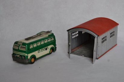 null Bus Joustra vert avec son garage gris et rouge ? mécanique 1950