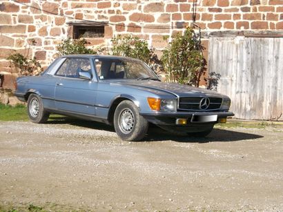 MERCEDES 350 SLC - 1976 La Mercedes "Pagode" cède la place en 1971 au modèle R107,...