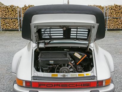 PORSCHE 930 Turbo – 1981 En augmentant la cylindrée à 3 litres, le vieux et obsolète...