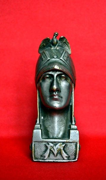 null Pierre de SOETE (1886-1948) Minerva. Bronze argenté, signé. Ht. 14,5cm . Mascotte...