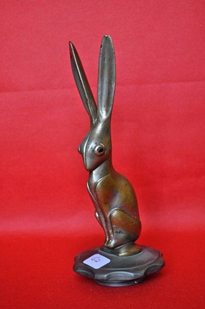 null BECQUEREL (1893-1981) Le lièvre. Mascotte en bronze argenté. Ht. 19 cm