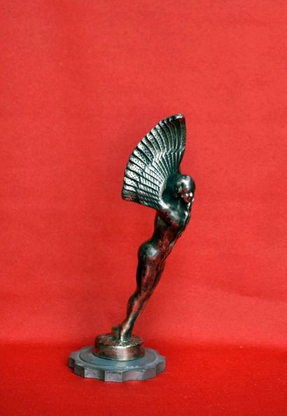 null M. BERTIN. Femme ailée Bronze argenté, signé. Ht. 22cm