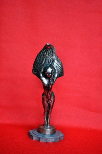 null M. BERTIN. Femme ailée Bronze argenté, signé. Ht. 22cm