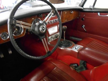 AUSTIN HEALEY 3000 MK III – 1967 N° Série: HBJ8L38074 L’Austin Healey est certainement...