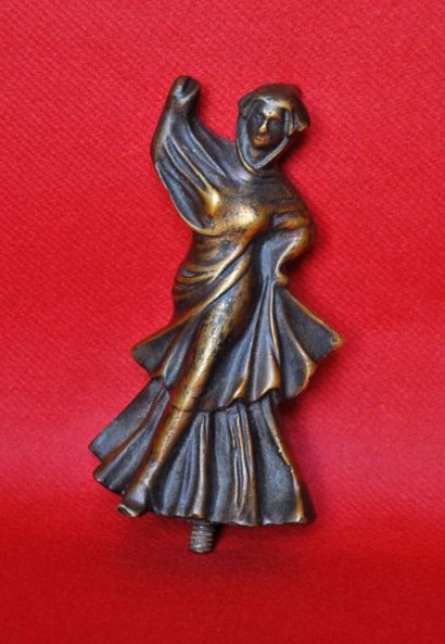  L'arlésienne dansant. Mascotte en bronze. Ht. 10 cm