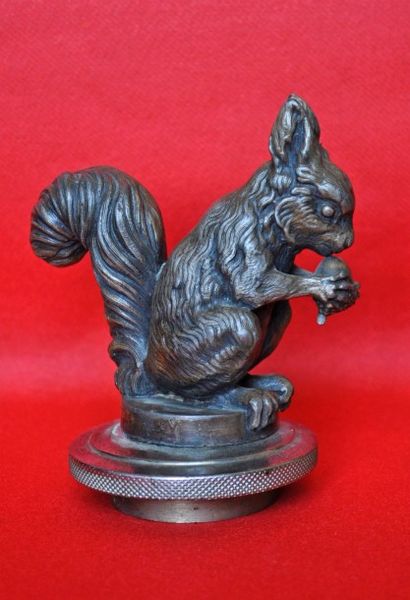  L'écureuil. Mascotte en métal anciennement argenté. Ht. 13 cm