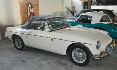 MGB - 1965 L’archétype du roadster à l’anglaise. Produite de 1962 à 1980, c’est la...