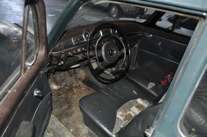 MERCEDES 180D – 1961 N° Série : 12011010021503 La Mercedes « ponton », qui désigne...