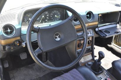MERCEDES 230 CE - 1981 La Mercedes W123 qui est produite de 75 à 86 est considérée...