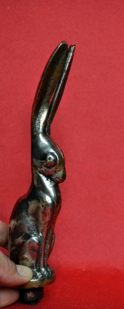 André BECQUEREZ (1893-1981) d'après. Le lièvre en bronze argenté. Ht. 19cm