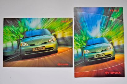Toyota Toyota. Lot de deux brochures sur la Toyota Prius, en français et anglais....