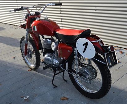 null 
Exceptionnelle moto de course construite en 1953, moteur 158 cm3
Excellent...