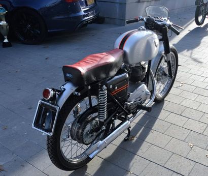 null 
Exceptionnelle moto de route construite en 1955, moteur 158 cm3
Excellent état...