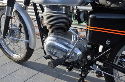 null 
Exceptionnelle moto de route construite en 1955, moteur 158 cm3
Excellent état...