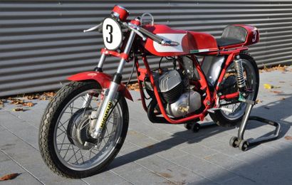 null 
Moto de course construite en 1971
Equipée d’un moteur 2 temps 125cc
Excellent...