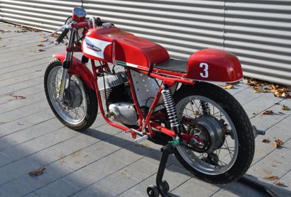 null 
Moto de course construite en 1971
Equipée d’un moteur 2 temps 125cc
Excellent...