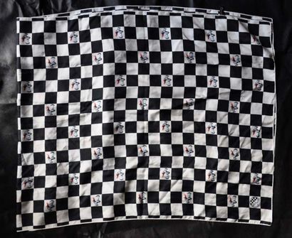 Mascada, motivos cuadros blanco y negro.

Checkered...