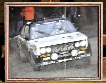 null Fiat 131 Abarth, The Chequered Flag. Poster encadré. 23x30cm