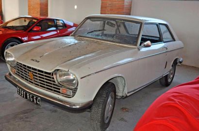 PEUGEOT 204 Coupé Lancée en 1965, la Peugeot 204 fut révolutionnaire pour la marque...