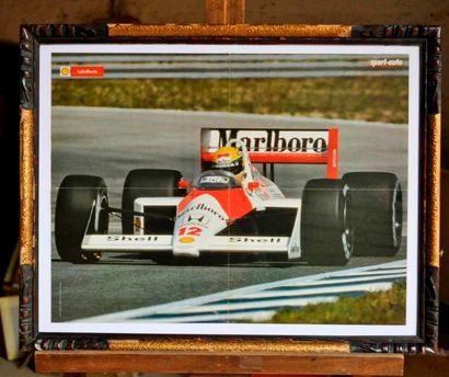 MC LAREN Lot de 8 posters: McLaren M23 N° 1. Fittipaldi, GP Suisse 1975. Poster encadré....