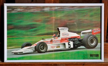 MC LAREN Lot de 8 posters: McLaren M23 N° 1. Fittipaldi, GP Suisse 1975. Poster encadré....