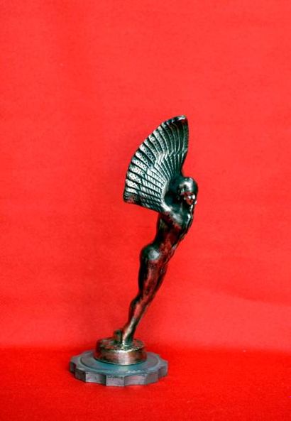 M. BERTIN M. BERTIN. Femme ailée Bronze argenté, signé. Ht. 22cm