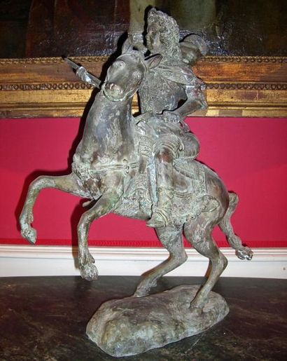 null Louis XIV à cheval. Bronze patiné, style XVIII°. Haut: 60cm